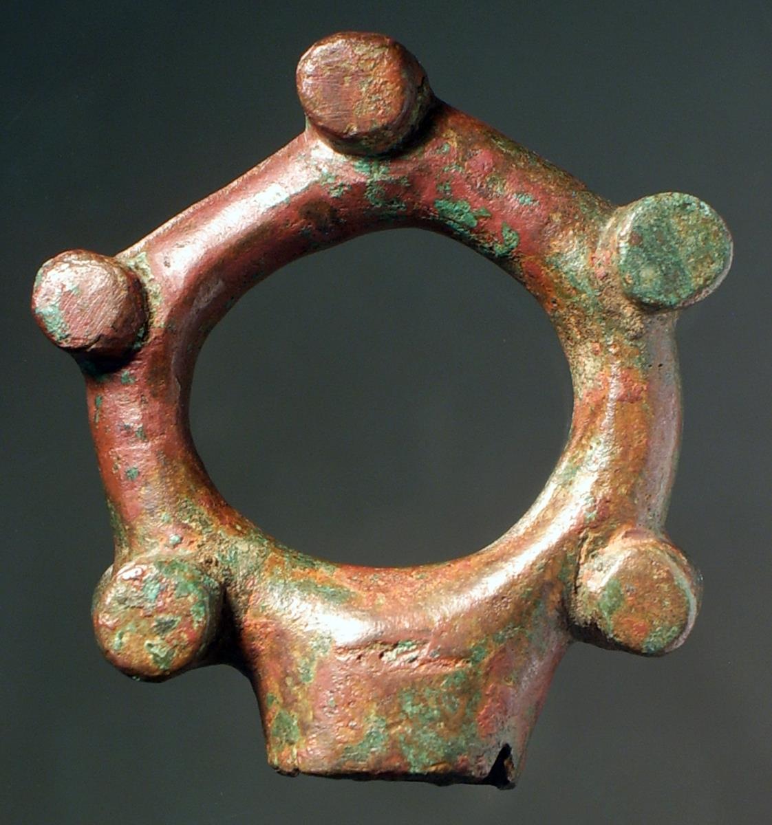 Ring mit fünf runden zylinderförmigen Vorsprüngen (Fechterring)
