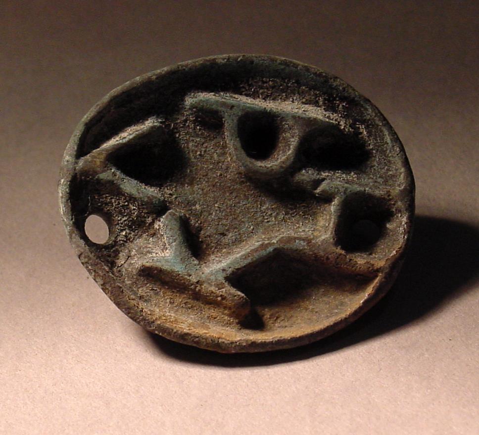 Ovaler Stempel mit kleiner Öse und griechischer Inschrift: KΛΗΡ
