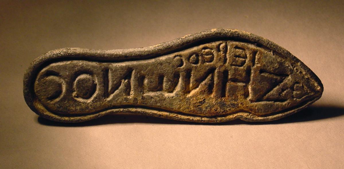 Stempel in Fußform bzw. in Form einer Schuhsohle mit griechischer Inschrift: ΙΕΡΕΟC / ΖHΝΩΝΟΣ und einem kleinen Herzblatt