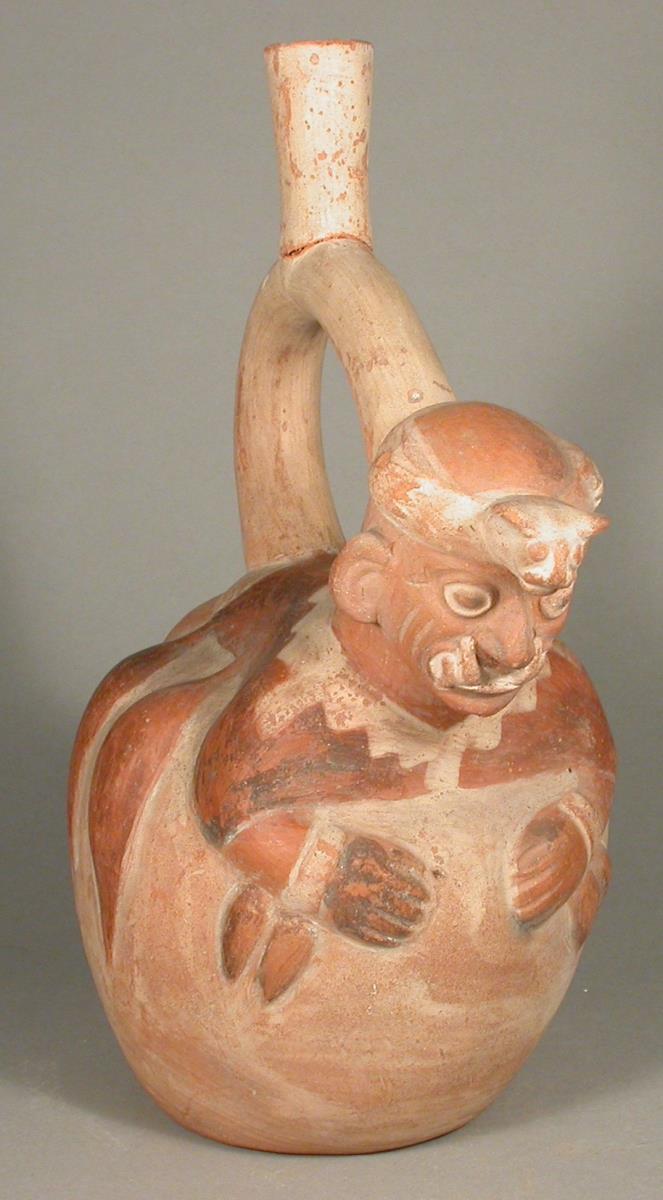 Applikation: anthropo-zoomorphe Figur mit Felidenzähnen
