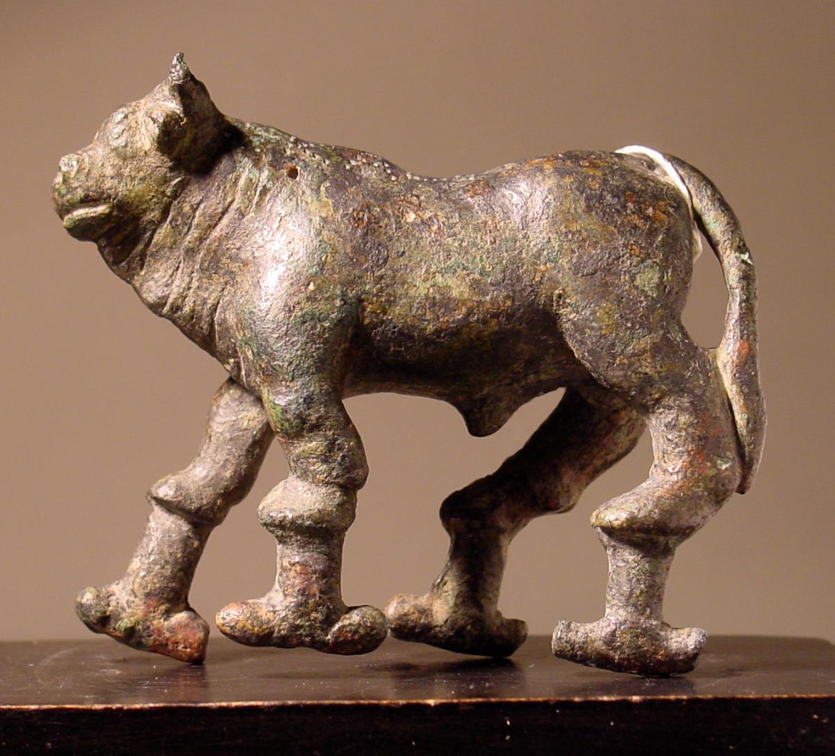 Klassische Statuette eines Stiers mit altertümlicher gepunkteter griechischer Inschrift: KABIRO / HIAROΣ