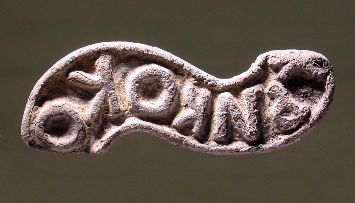 Stempel in langgestreckter S-Form mit (unverständlichen) lateinischen (?) Inschriften: KPNKOKO / CF