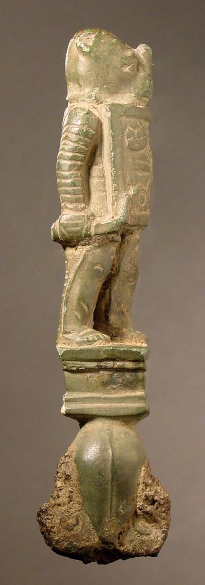 Messergriff mit Figur eines Gladiators mit Nashornhelm