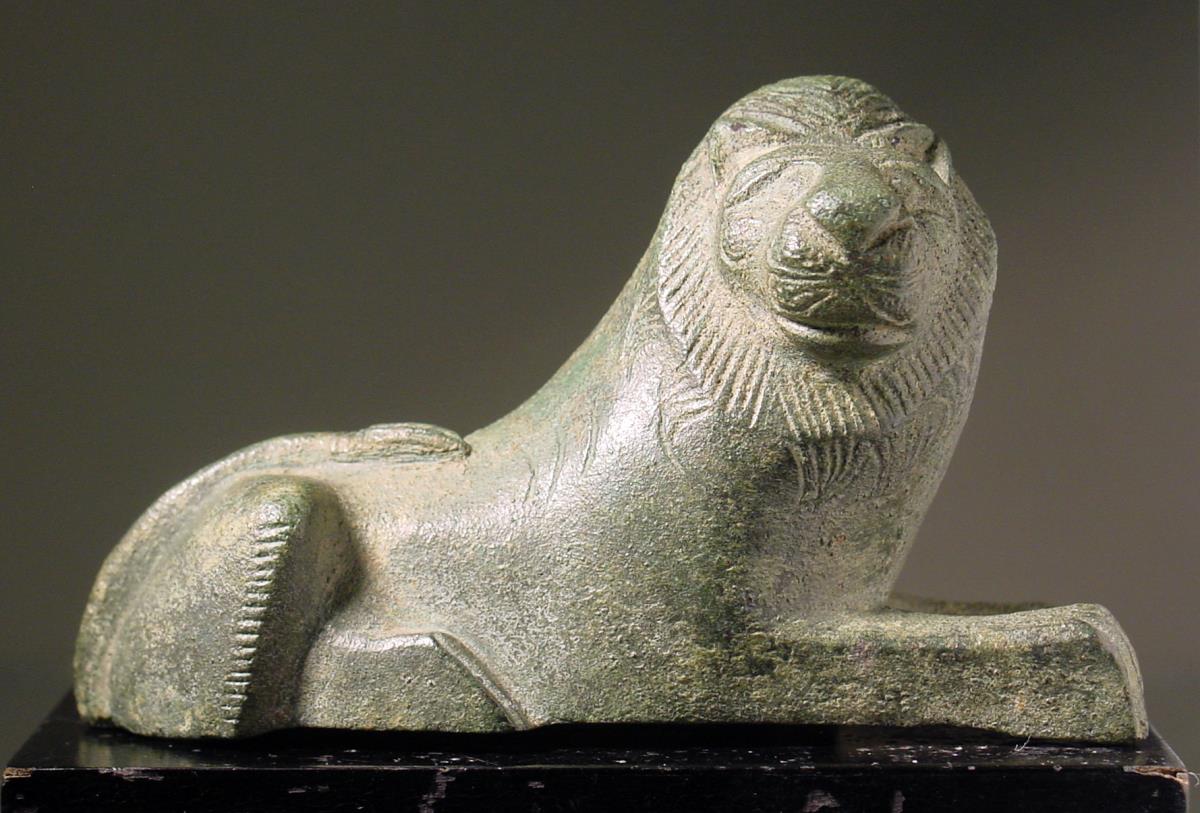 Archaische Statuette eines liegenden Löwen