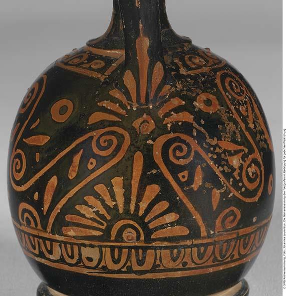 Attisch rotfigurige Bauchlekythos mit weißer Bemalung und Vergoldungen