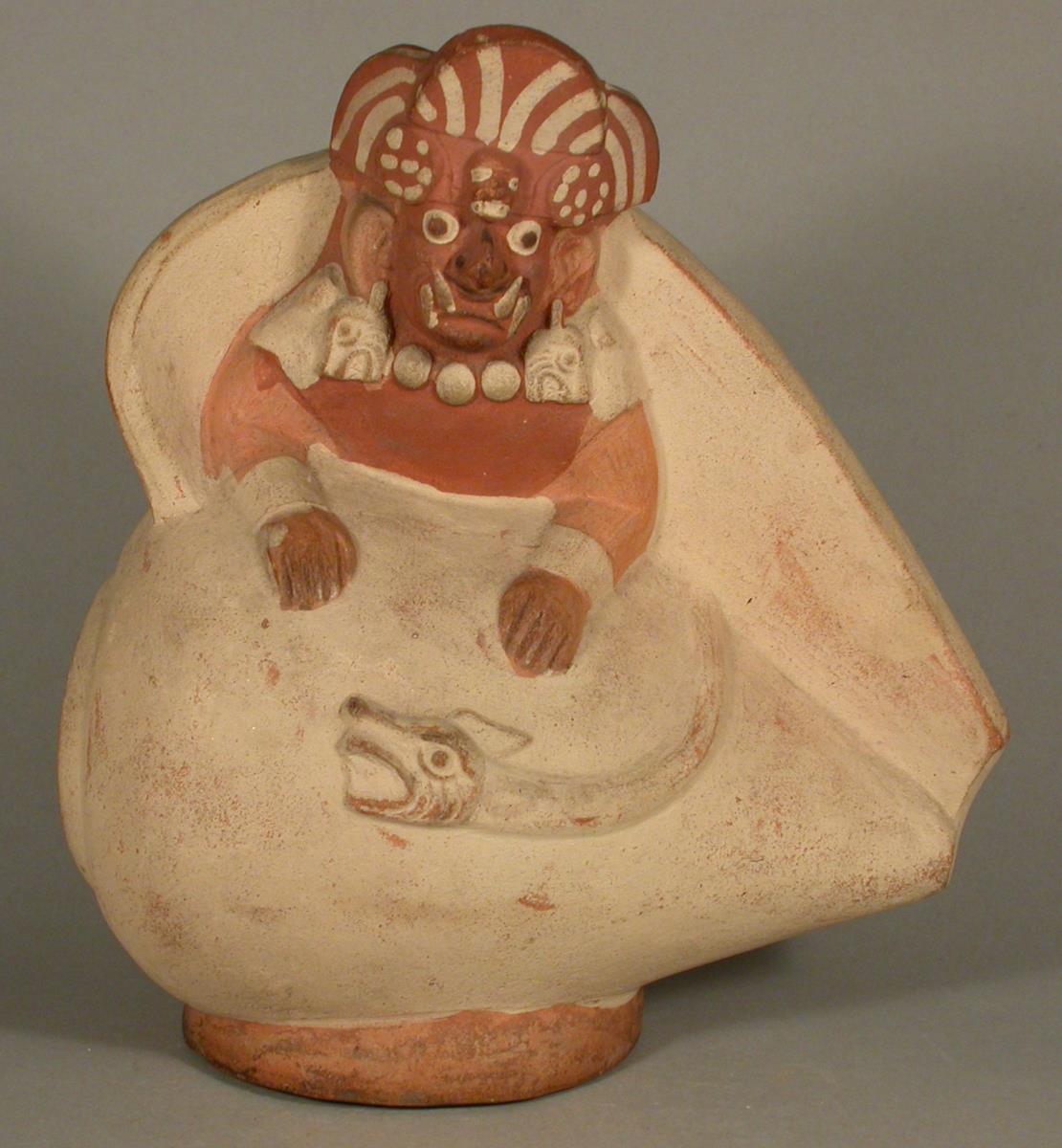 Anthropo-zoomorphe Figur in einer Strombusschnecke