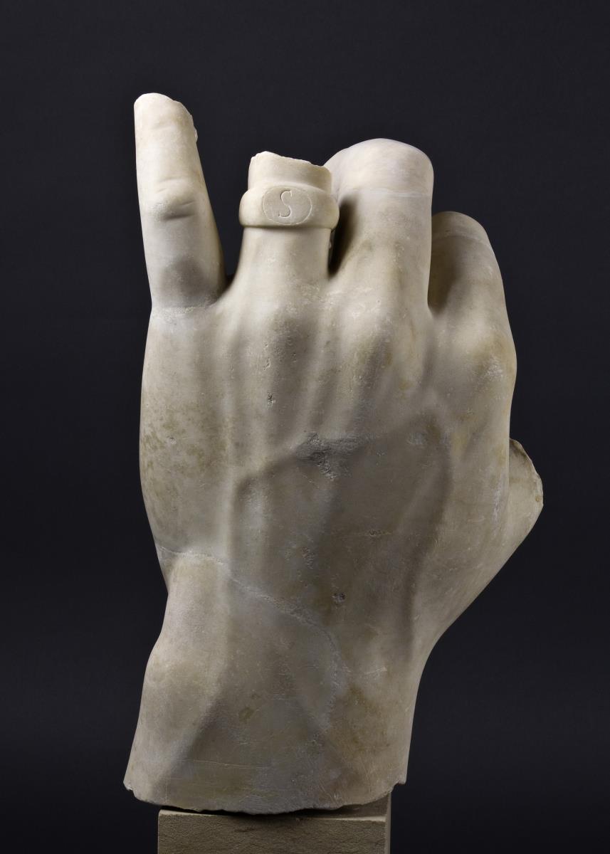 Linke Hand einer Kolossalstatue