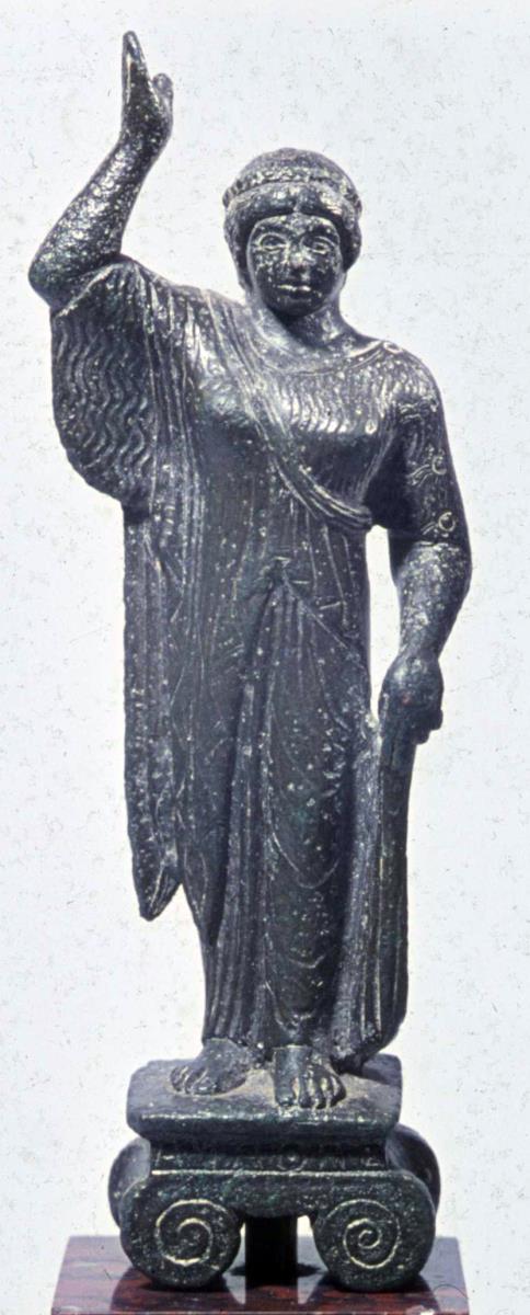 Archaische Mädchenstatuette mit griechischer Weihinschrift an Athena: Ταθανα Φιλλω Χαρμυλιδα δεκαταν, sog. Kanephore von Paestum