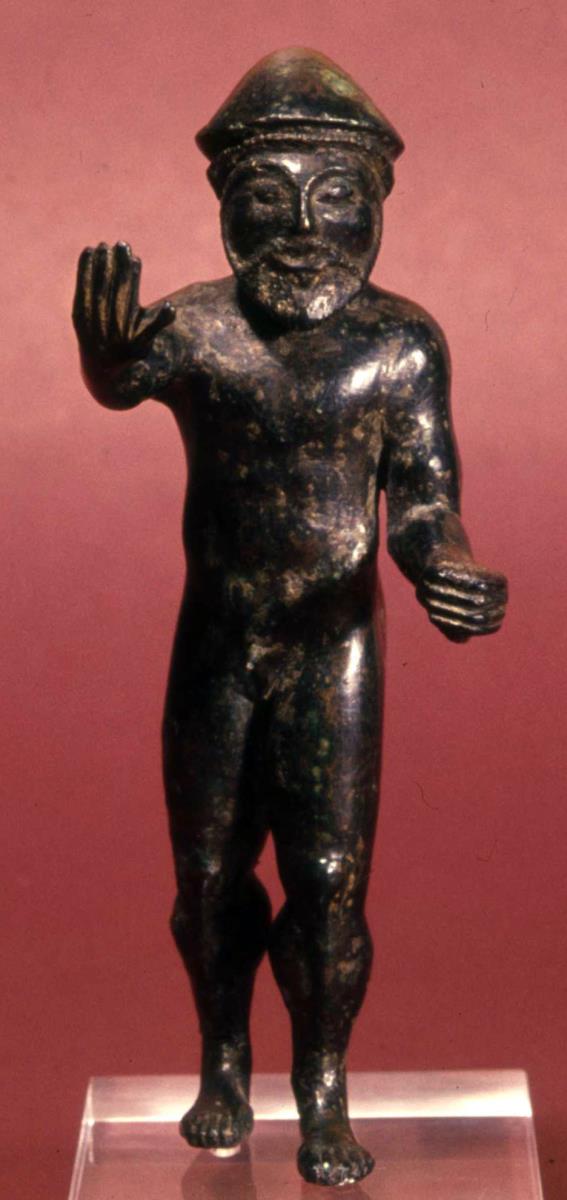 Archaische Votivstatuette eines nackten bärtigen Mannes mit Mütze auf dem Kopf, in betender Haltung