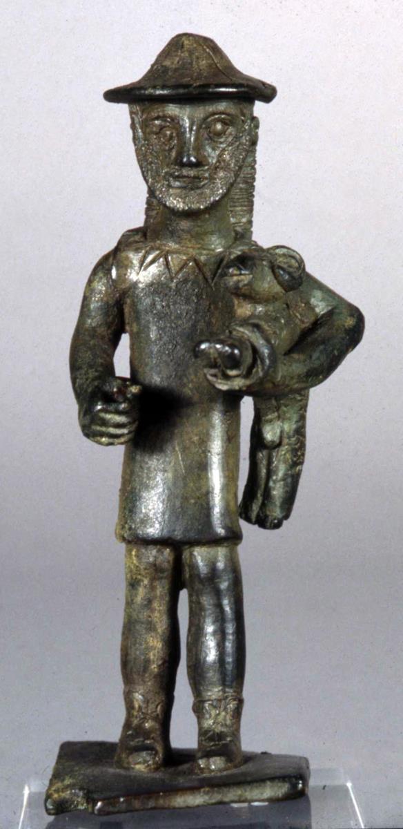 Archaische arkadische Statuette des Hermes, der einen kleinen Widder trägt