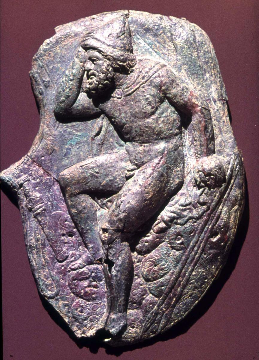 Wangenklappe (mit Bleifüllung) eines Helms, mit Reliefdarstellung von Odysseus oder Philoktet