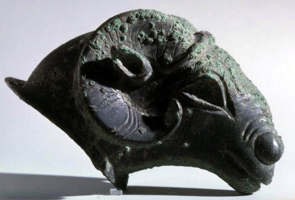 Archaisches Becken mit vier Widderköpfen