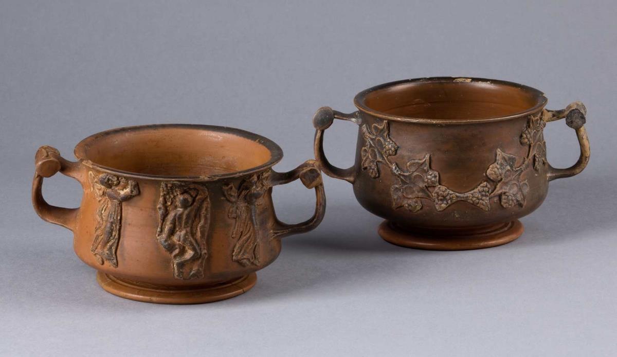 Pergamenischer Skyphos mit figürlichen Appliken (Applikenware)