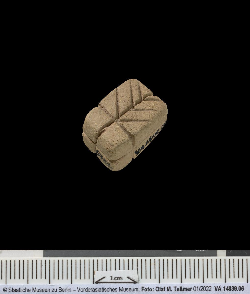 quaderförmige Zählmarke (Token) mit Ritzungen