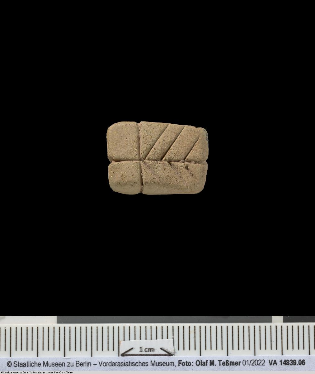 quaderförmige Zählmarke (Token) mit Ritzungen