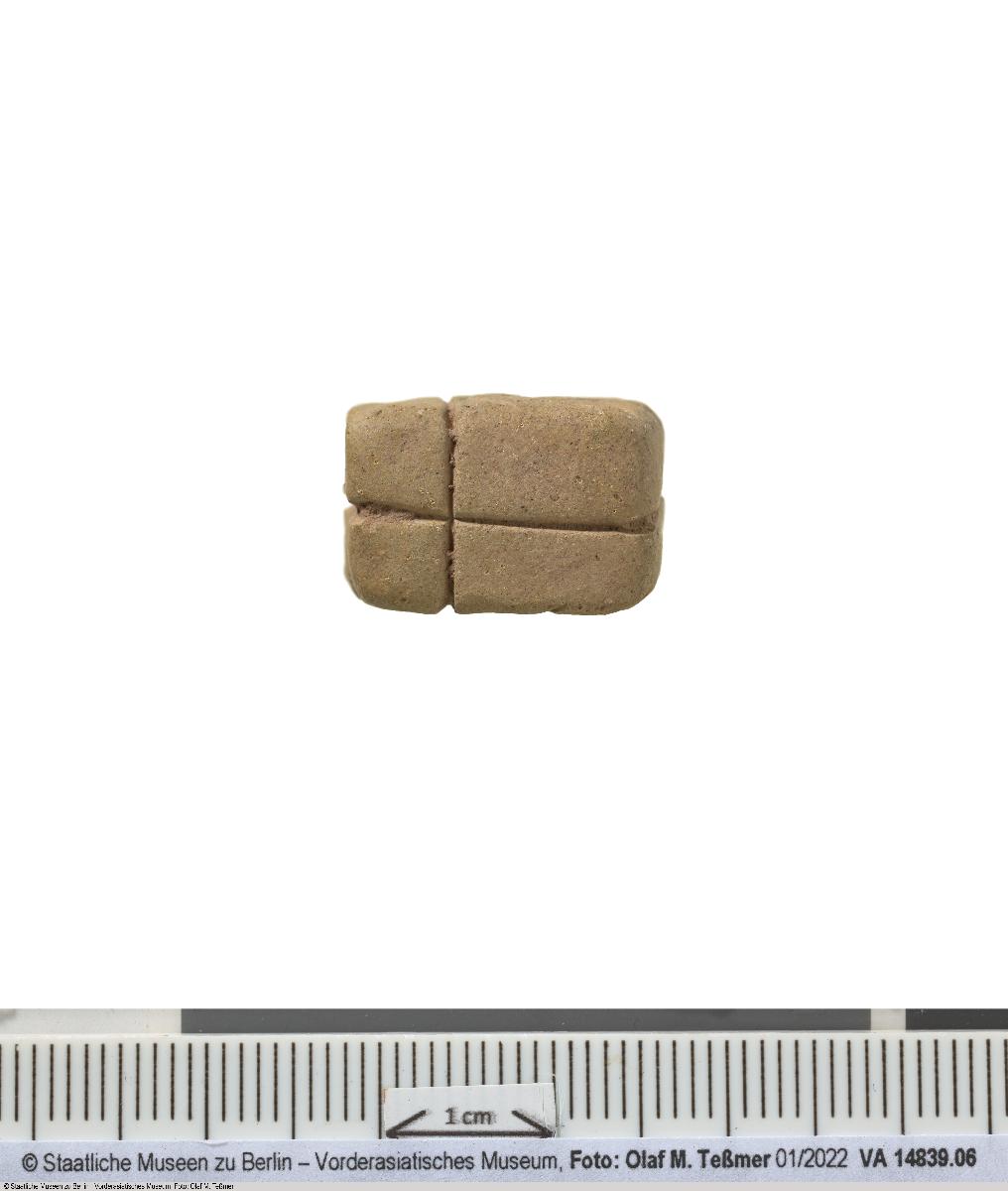 quaderförmige Zählmarke (Token) mit Ritzungen