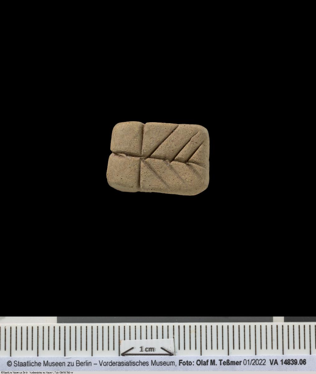 quaderförmige Zählmarke (Token) mit Ritzungen
