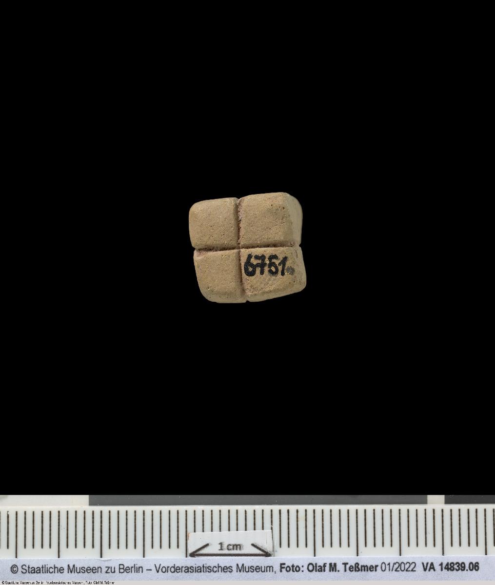 quaderförmige Zählmarke (Token) mit Ritzungen