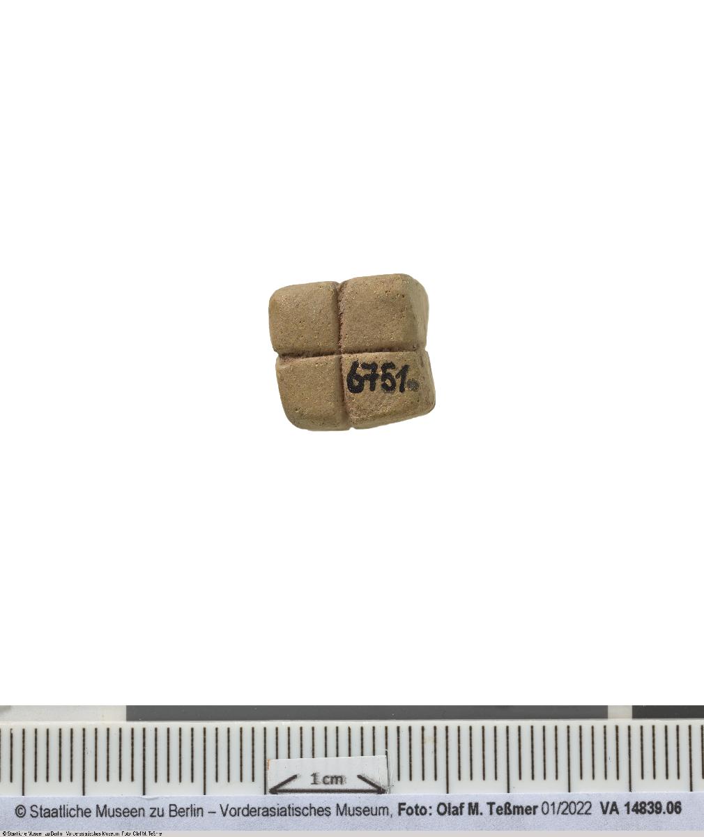 quaderförmige Zählmarke (Token) mit Ritzungen