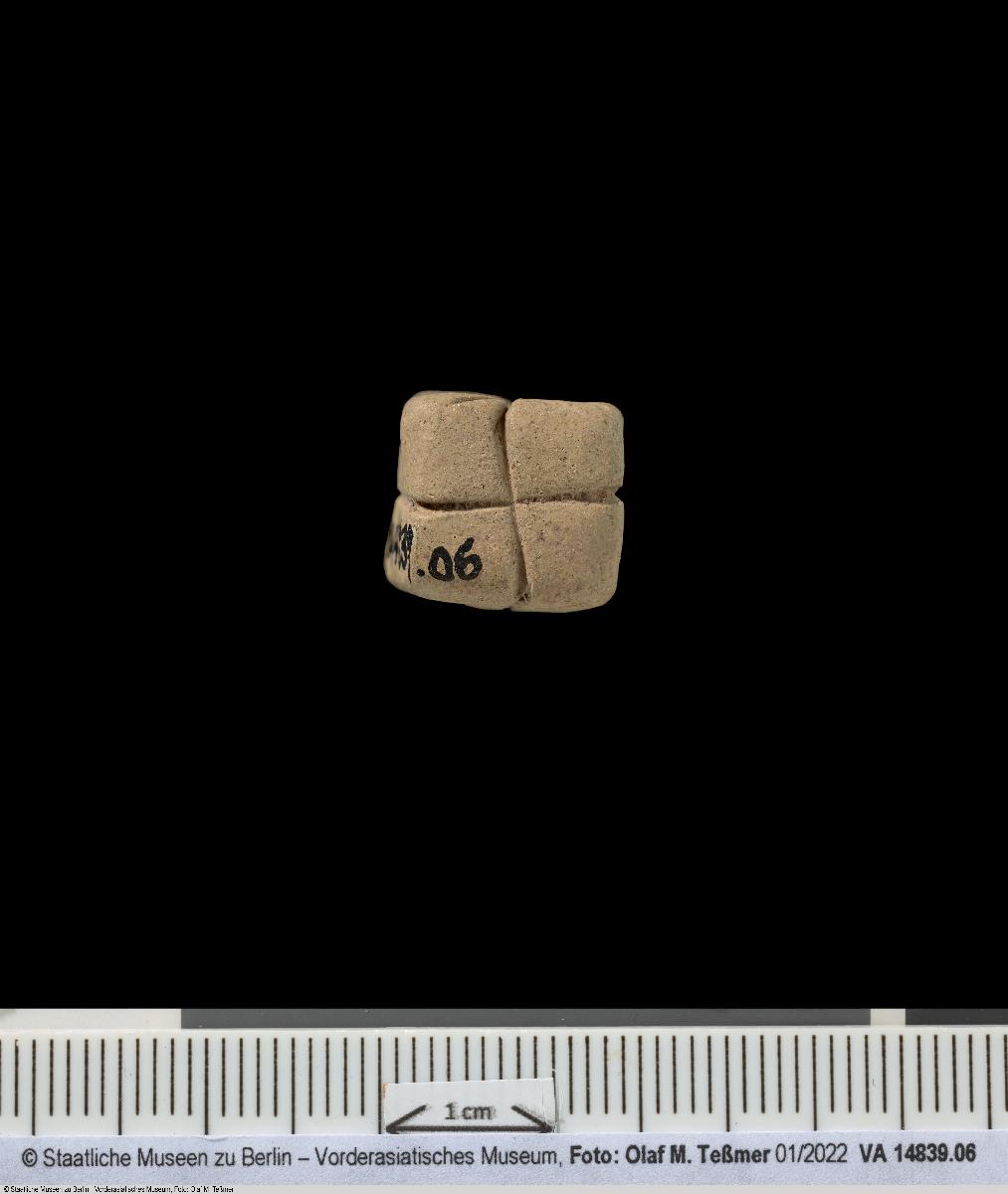 quaderförmige Zählmarke (Token) mit Ritzungen