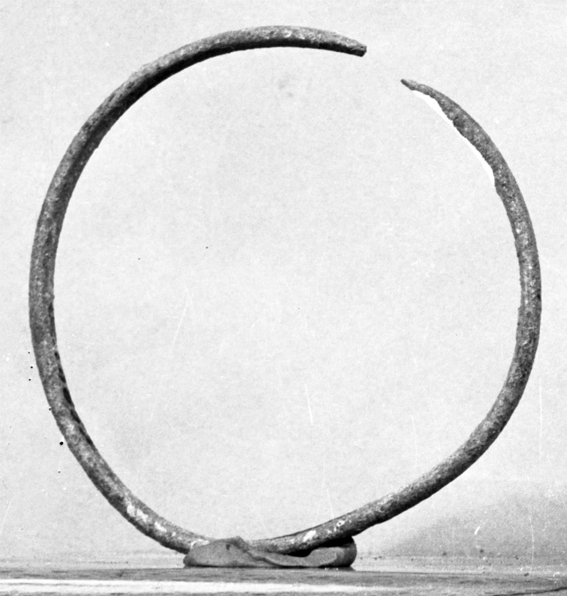Armring mit spitzen Enden