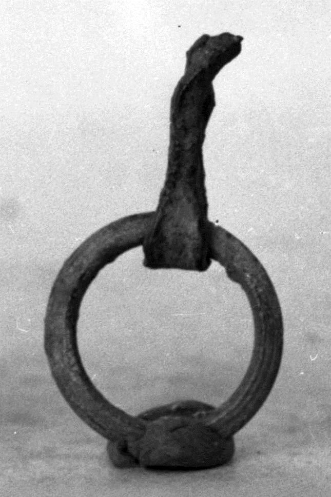 Kleiner Ring mit daran hängender Öse