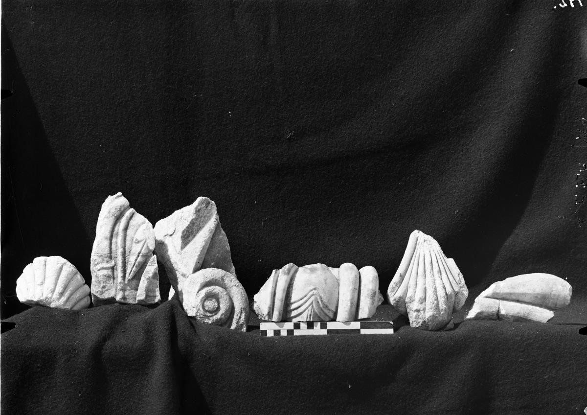 "A) Palmettenfragment, B) Abakuskeilstück von einem Kapitell des alten Tempels, C) - F) Archaische Architekturfragmente unbestimmbarer Zugehörigkeit, wahrscheinlich nicht von der Tempelarchitektur" (H. Knackfuss, Didyma Bd. 2 Fotografien, 1941, S. 191 zu F 607)