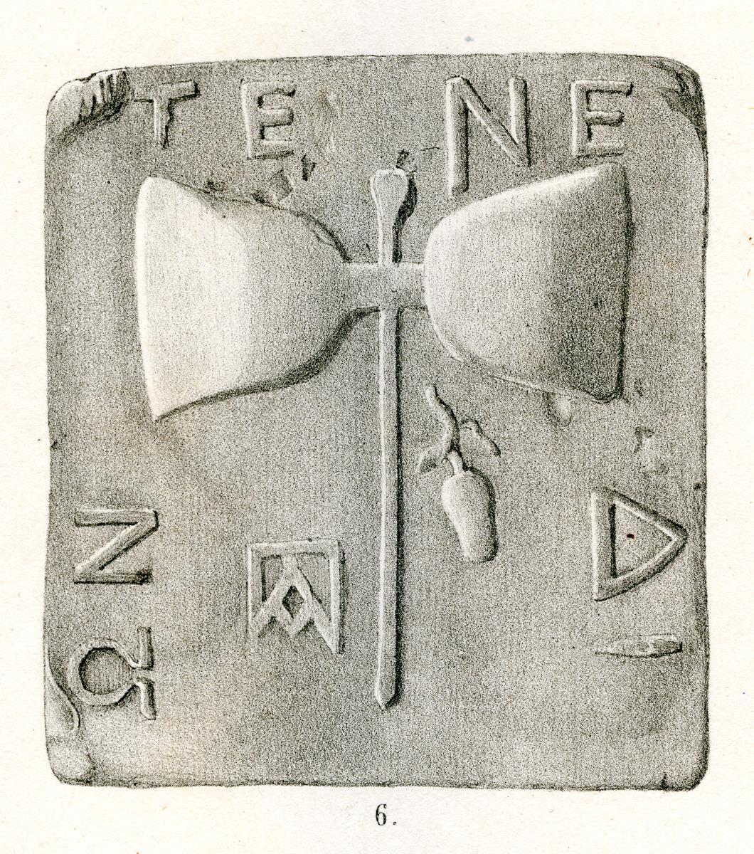Halbmine von Tenedos. Quadratisches Bleigewicht mit Doppelaxt und Traube sowie griechischer Inschrift: TENEΔIΩΝ und Ligatur