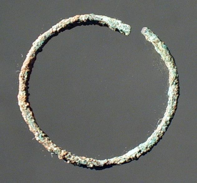 Ein kleiner Fingerring, gebrochen