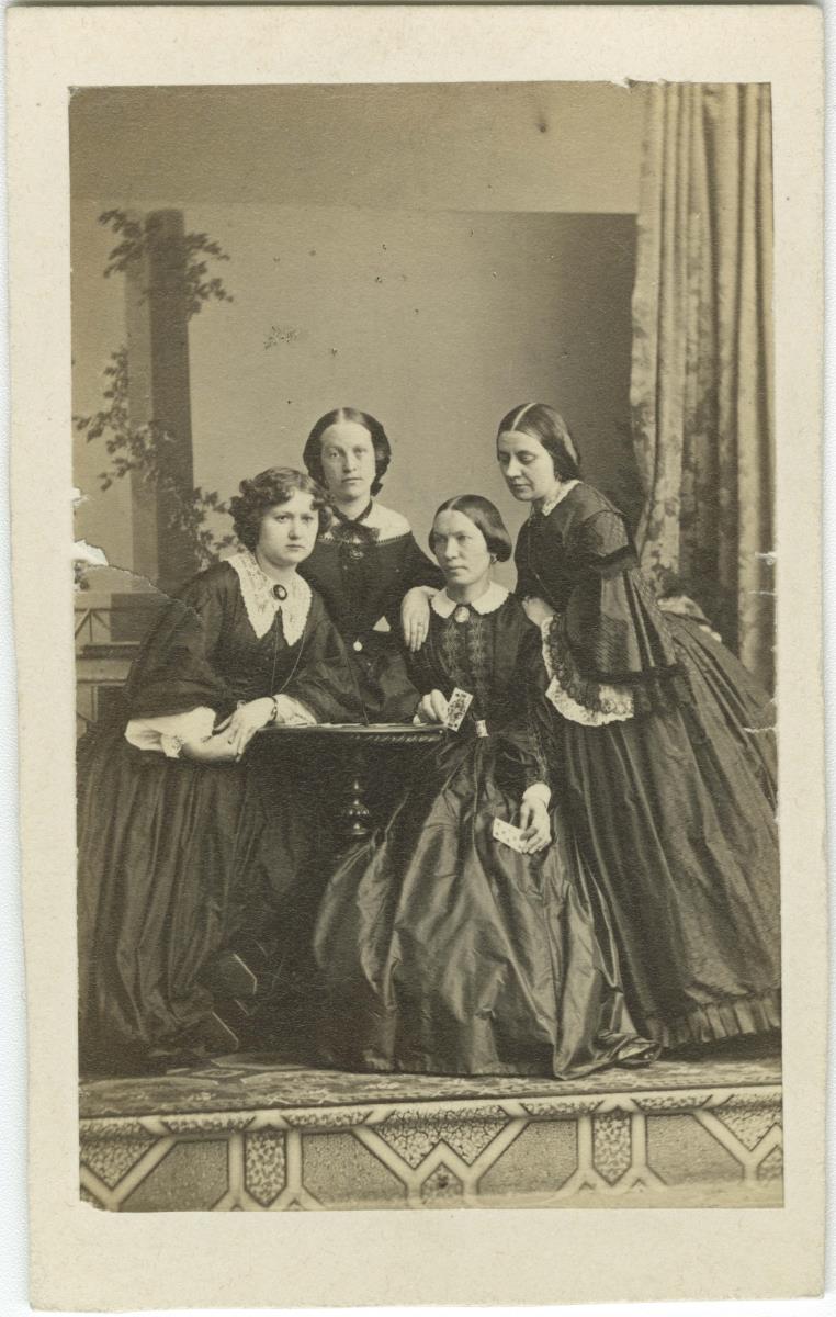 Porträt von vier Frauen