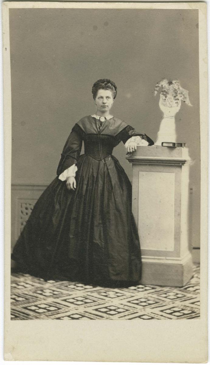 Porträt einer Frau in Krinolinenkleid