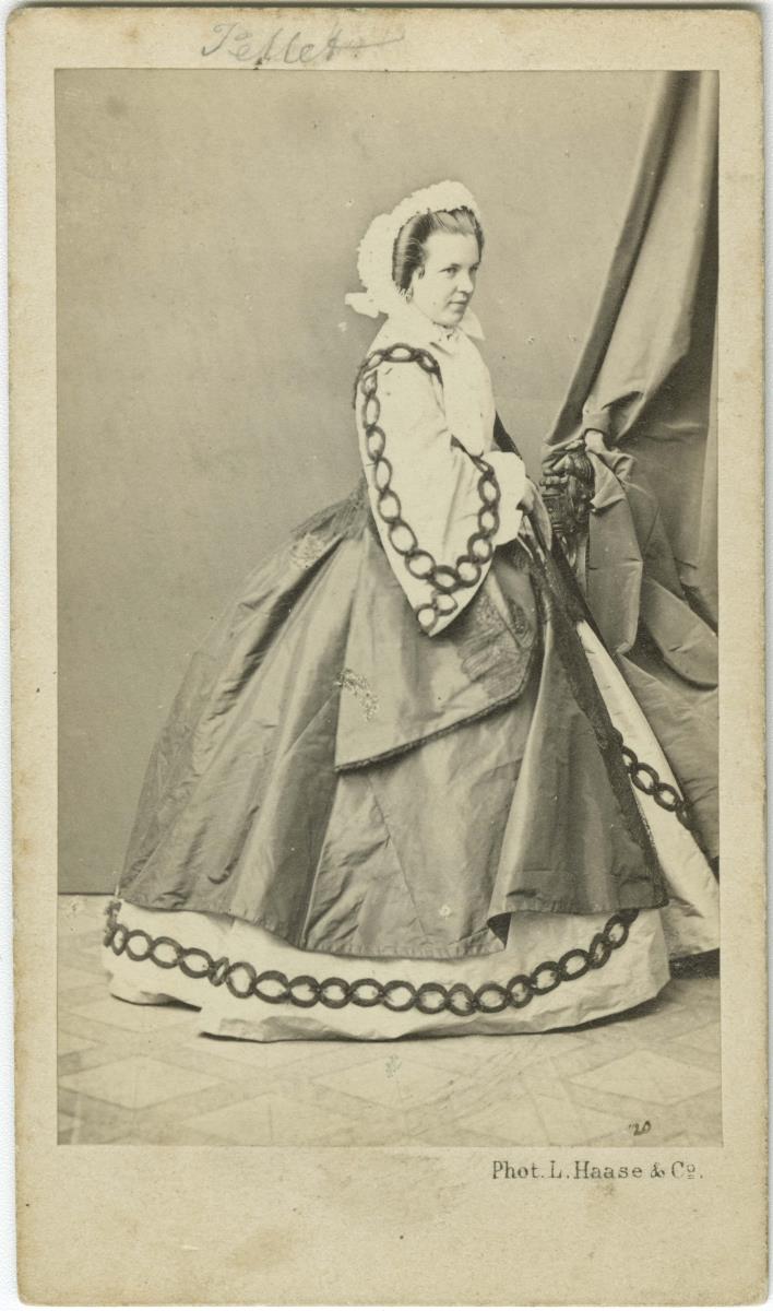 Porträt einer Frau in Krinolinenkleid
