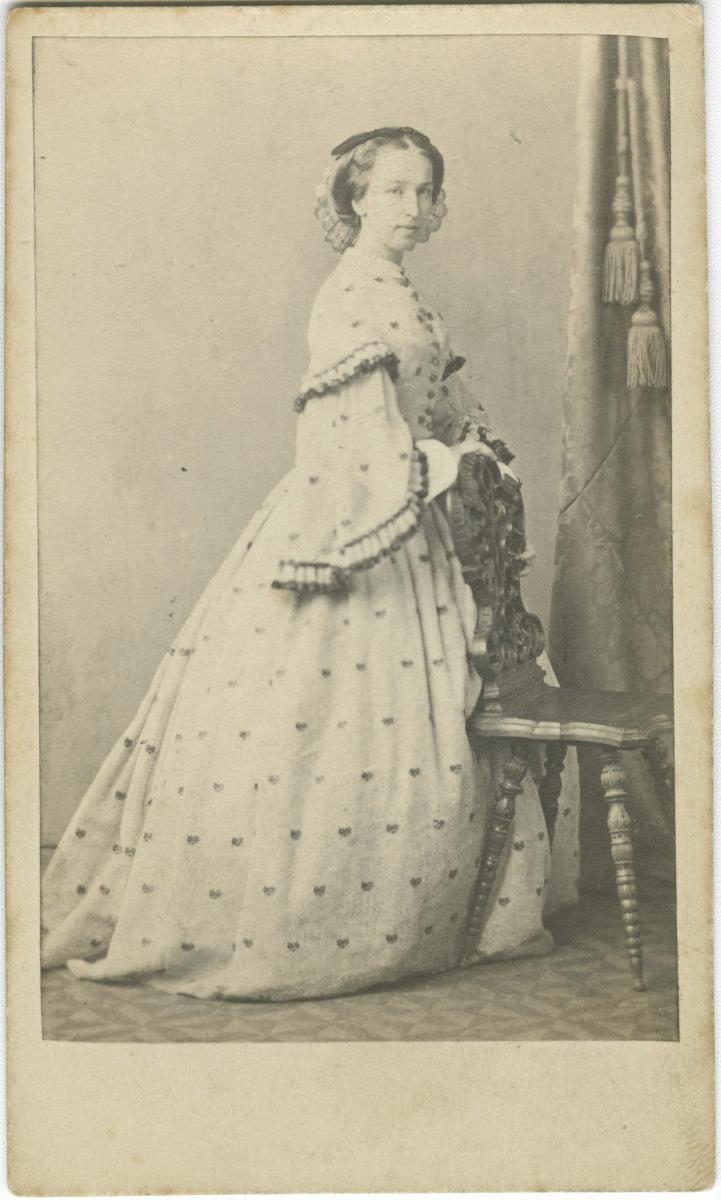 Porträt einer Frau in Krinolinenkleid