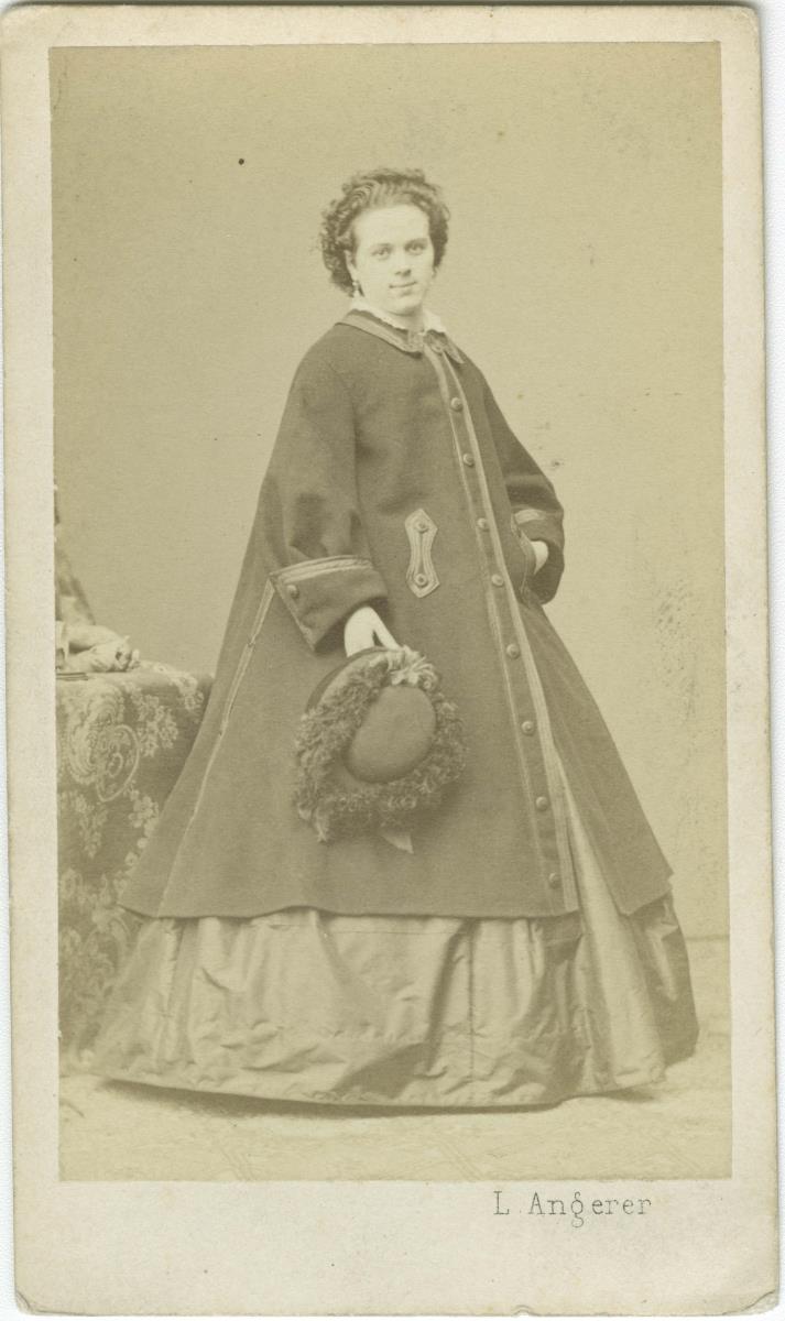 Porträt der Frau Majetti in Krinolinenkleid und Mantel