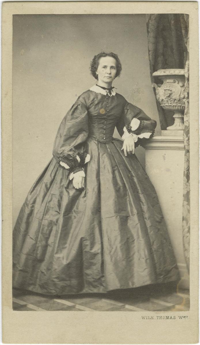 Porträt einer Frau in Krinolinenkleid