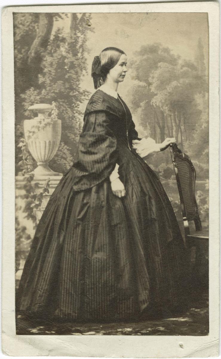 Porträt einer Frau in Krinolinenkleid