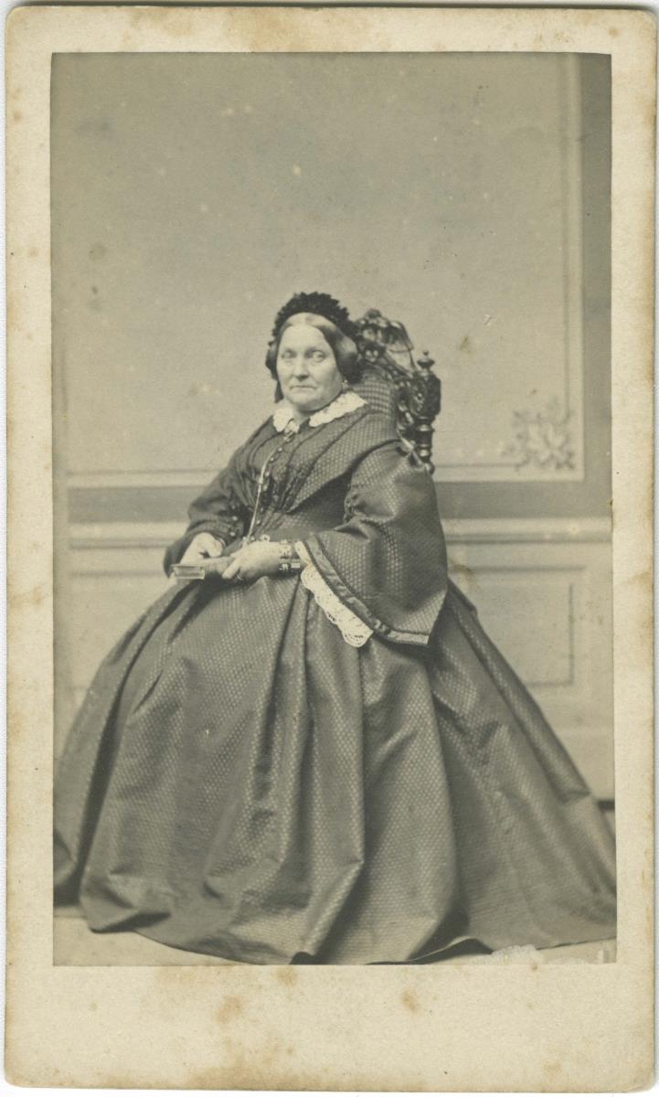 Porträt einer Frau in Krinolinenkleid