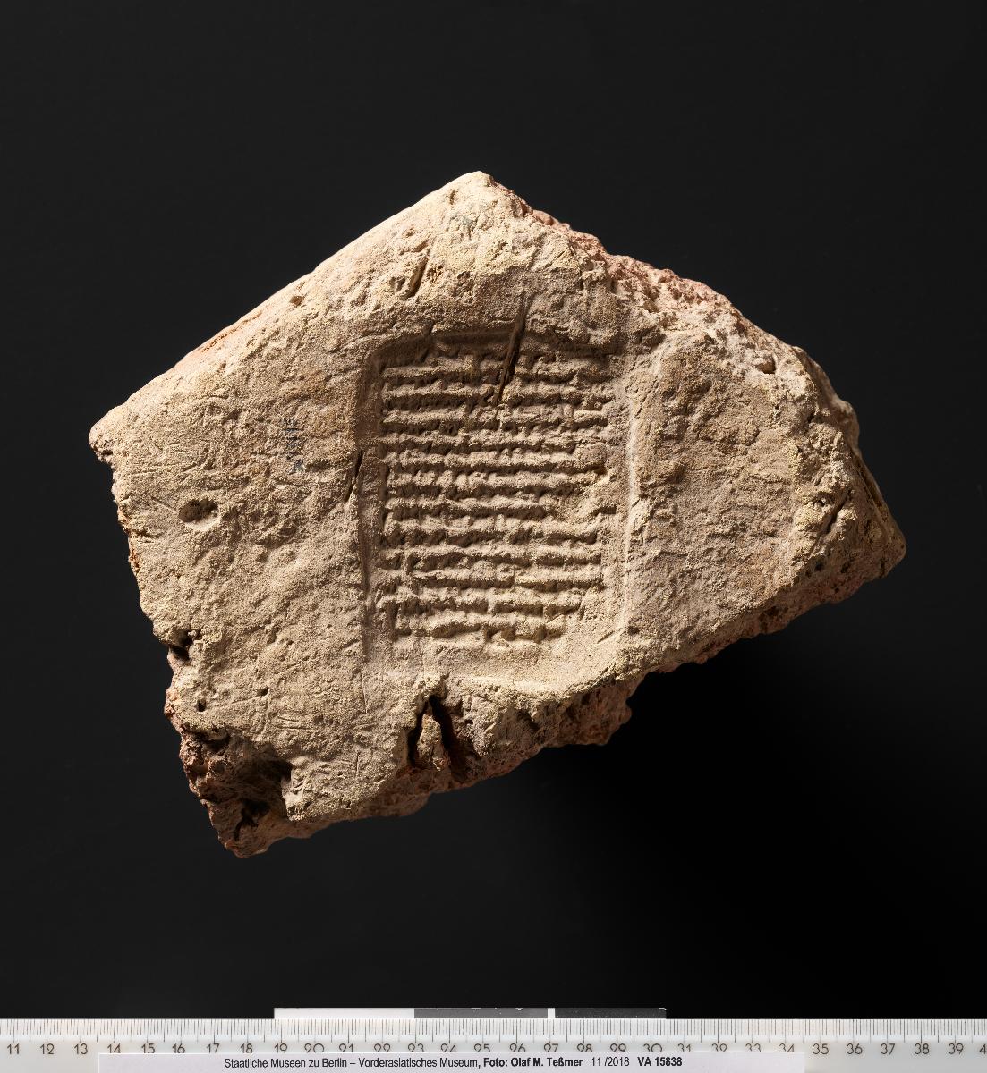 Ziegelfragment mit gestempelter Bauinschrift