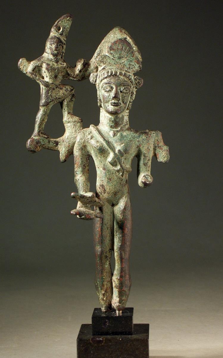 Archaische Spiegelstütze in Gestalt einer nackten Frau mit Eros auf der Schulter