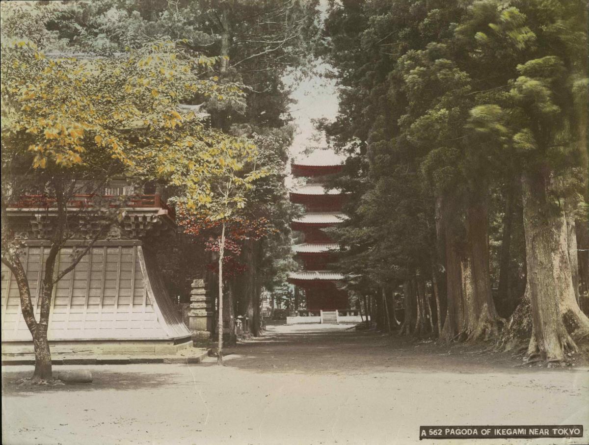 Ikegami Pagode mit Teilansicht eines Glockenhauses
