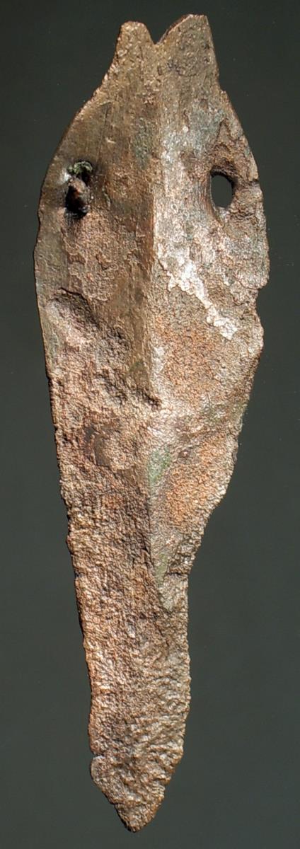 Breite Messerklinge mit zwei Nägeln für den Griff