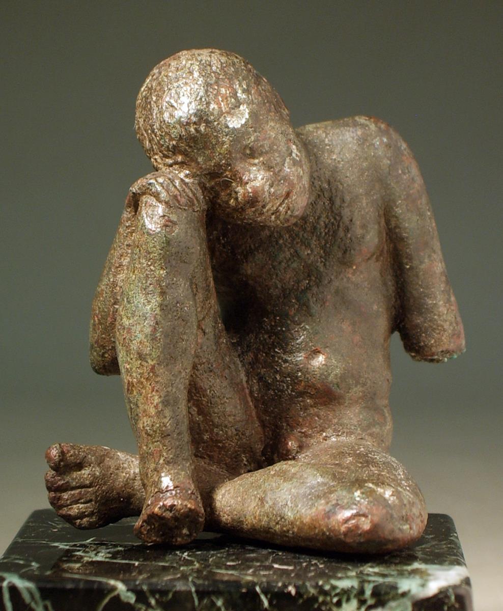 Griechische Statuette eines in der Hocke schlafenden Sklaven