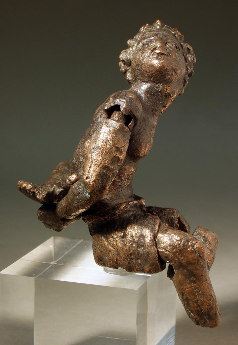 Hellenistische Statuette eines sitzenden, gefesselten Dunkelhäutigen