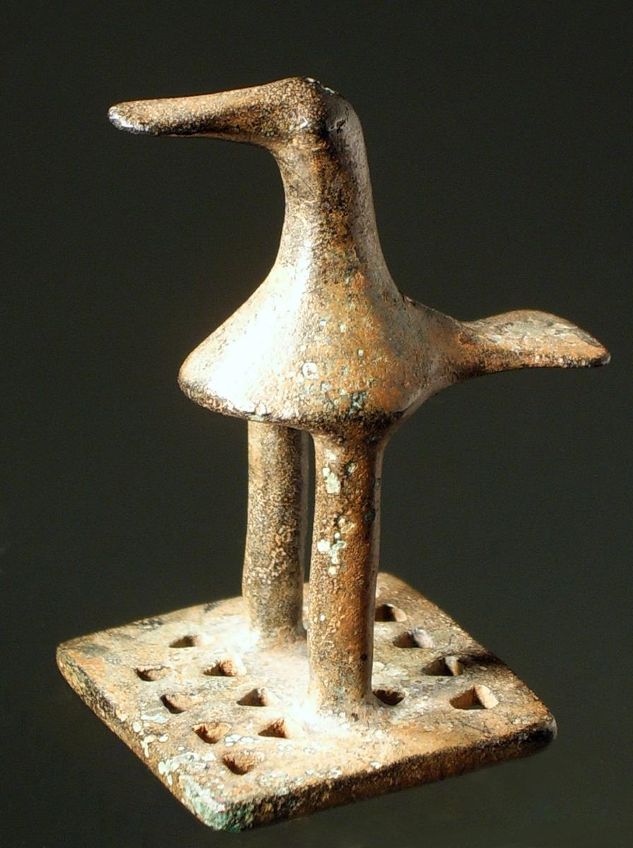 Geometrischer Vogel auf durchbrochener rechteckiger Standplatte