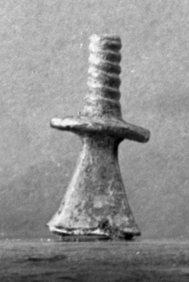 Aufsatz von einem "Schallbecken" (sog. "Gürtelschmuckscheibe", tatsächlich aber geometischer Schildbuckel), der Ring fehlt