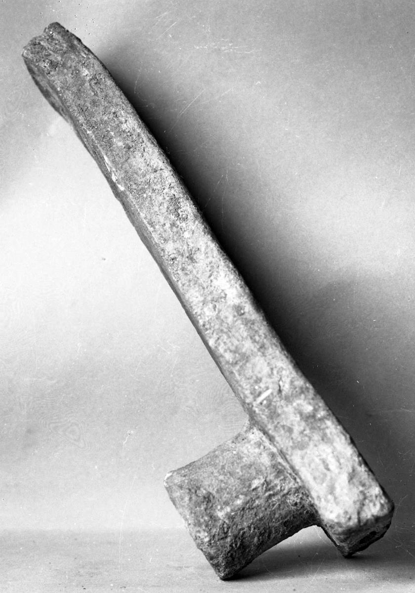 Längliches, massiv gegossenes Stück mit Zapfen
