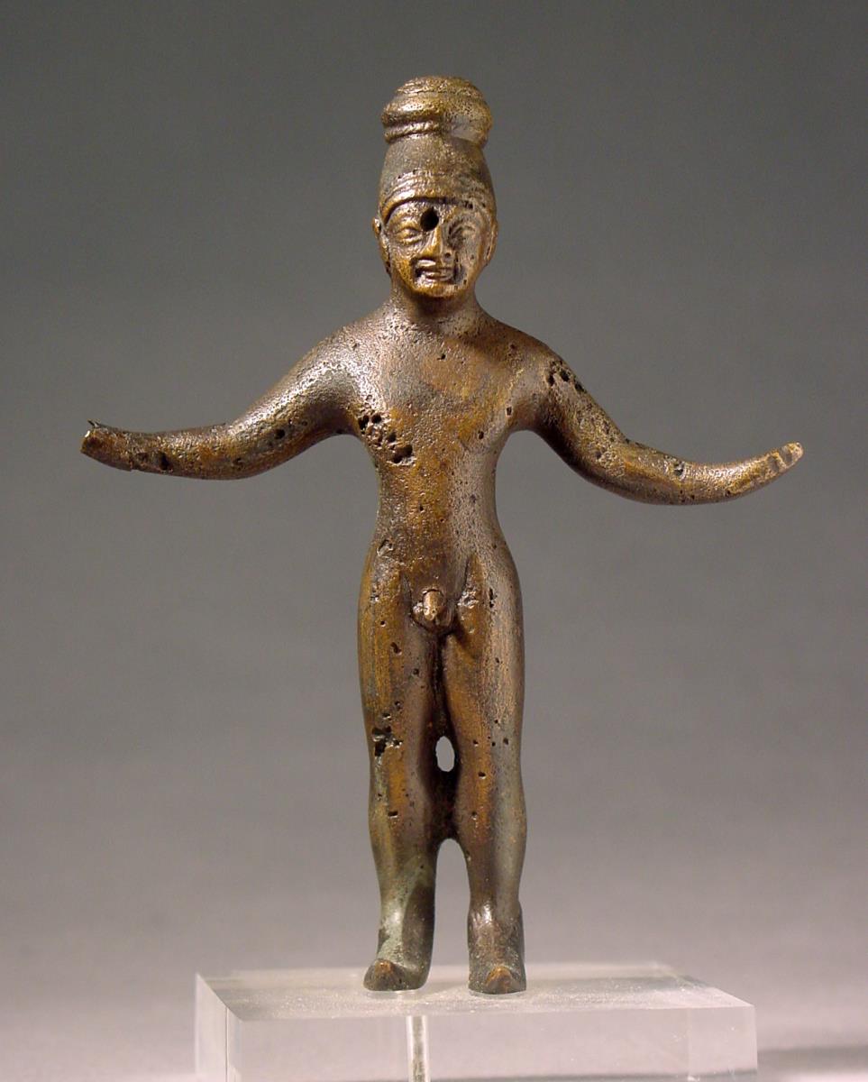 Statuette eines, bis auf Mütze und Schuhe, nackten Jünglings mit ausgebreiteten Armen