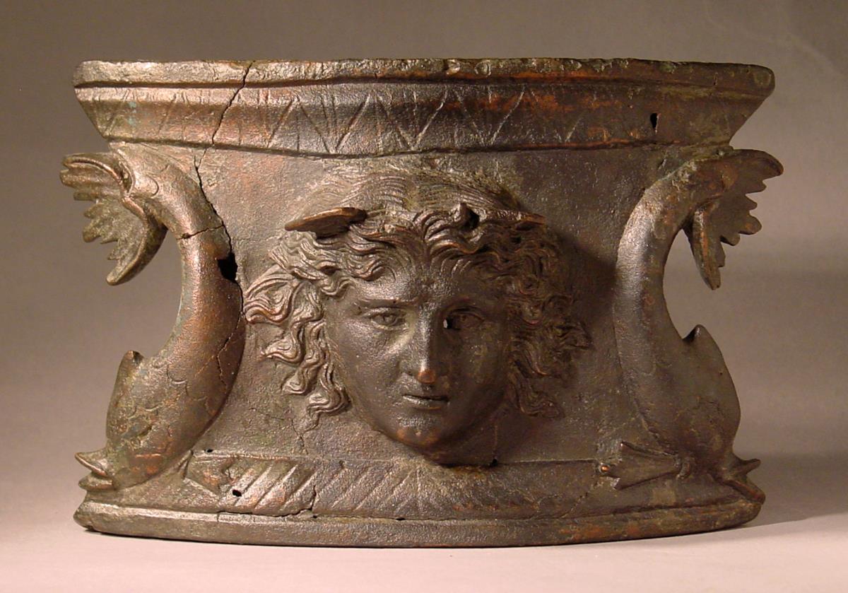 Basis mit Reliefschmuck: Gorgoneion zwischen zwei Delphinen