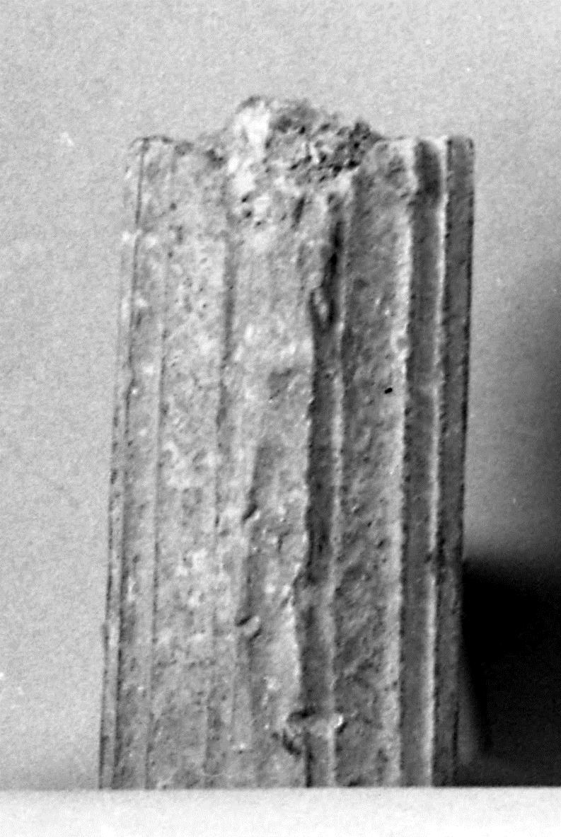 Fragment eines Dreifußbeins mit flachen Kanneluren und Zickzackornament