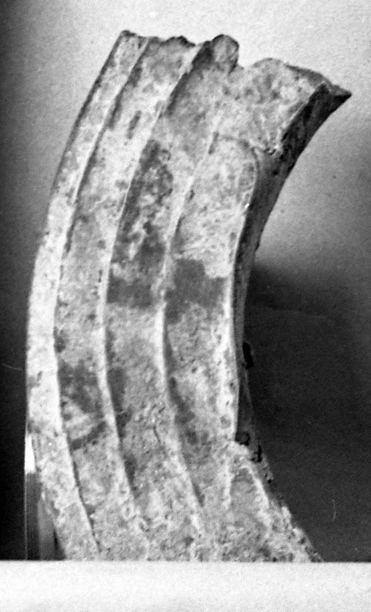 Fragment vom Ringhenkel eines Dreifußes